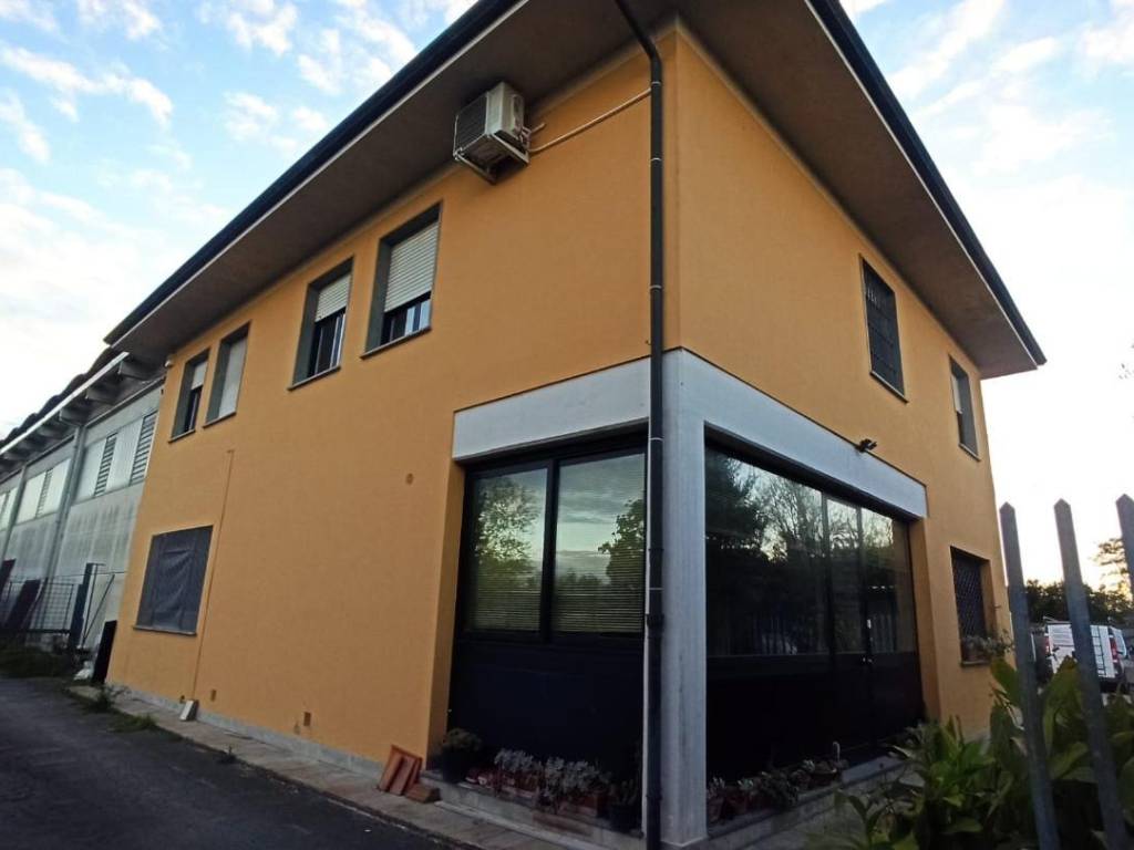 locale commerciale in vendita a Lucca in zona Zona San Concordio