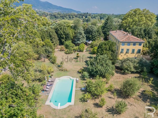 villa in vendita a Lucca in zona zona Arancio