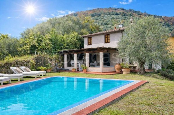 casa indipendente in vendita a Lucca in zona Monte San Quirico