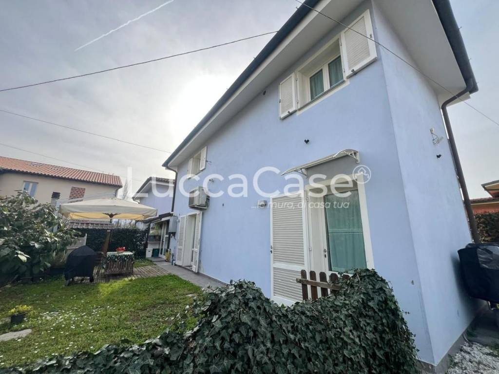 casa indipendente in vendita a Lucca in zona Zona San Concordio