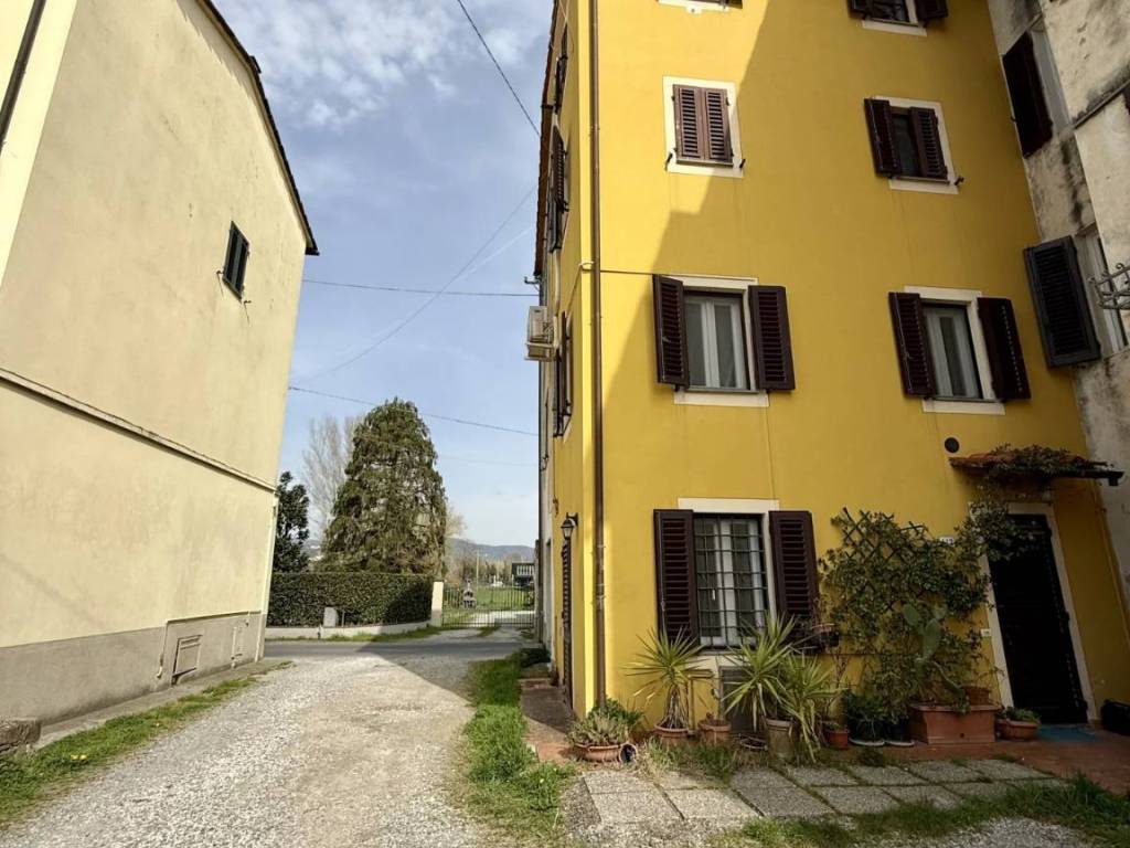 casa indipendente in vendita a Lucca in zona Nave