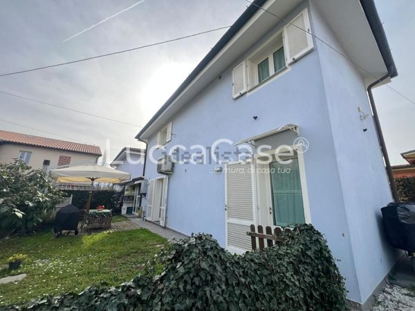casa indipendente in vendita a Lucca in zona zona Mugnano