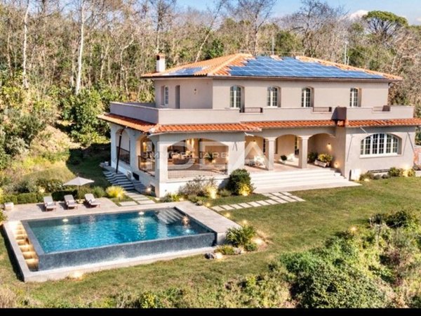 casa indipendente in vendita a Lucca in zona Vallebuia