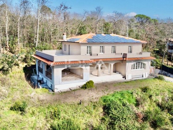 casa indipendente in vendita a Lucca in zona Vallebuia