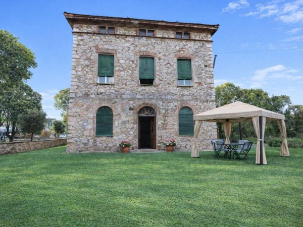 casa indipendente in vendita a Lucca in zona Nozzano