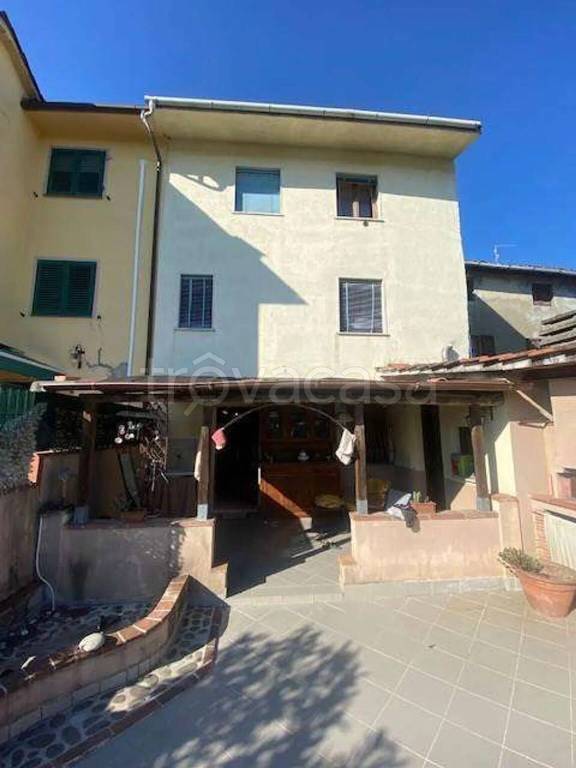 casa indipendente in vendita a Lucca in zona Ponte a Moriano
