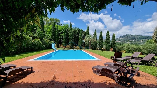 casa indipendente in vendita a Lucca in zona Centro Città