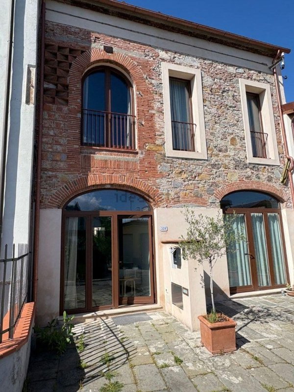 casa indipendente in vendita a Lucca in zona zona Arancio