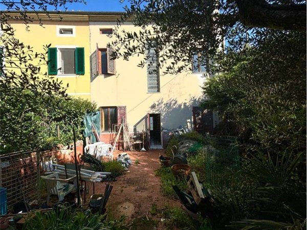 casa indipendente in vendita a Lucca in zona zona San Vito