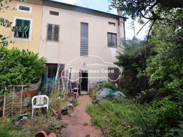 intera palazzina in vendita a Lucca in zona Picciorana