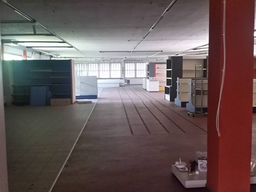 locale commerciale in vendita a Lucca in zona Nave