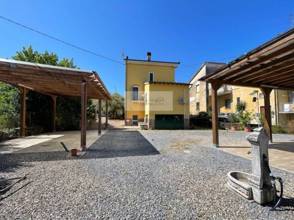 casa indipendente in vendita a Lucca in zona Maggiano