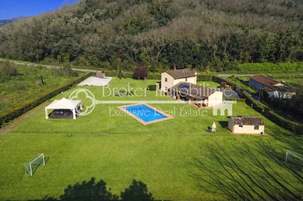 casa indipendente in vendita a Lucca in zona Cerasomma