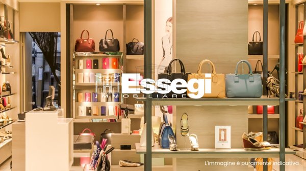 negozio in vendita a Lucca in zona Centro Città