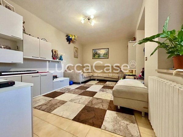 casa indipendente in vendita a Lucca in zona Montuolo