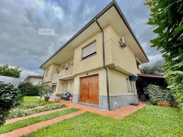 casa indipendente in vendita a Lucca in zona Nave