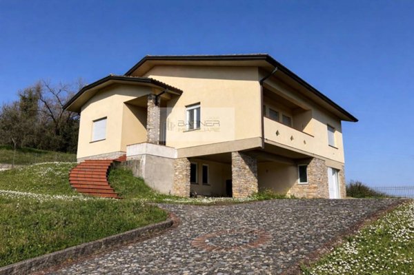 casa indipendente in vendita a Lucca in zona Balbano