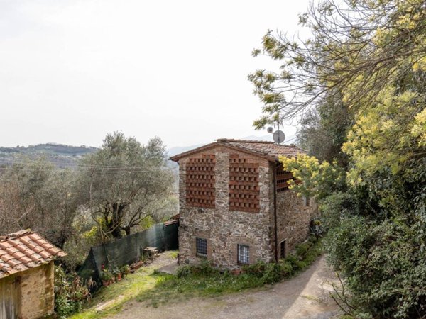 casale in vendita a Lucca in zona Vallebuia