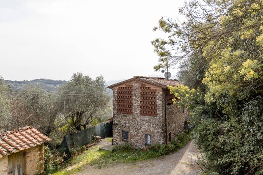 casa indipendente in vendita a Lucca in zona Monte San Quirico