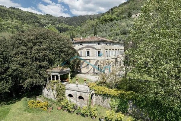 casa indipendente in vendita a Lucca in zona Cappella