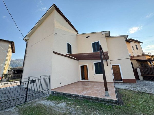 casa indipendente in vendita a Lucca in zona Fagnano