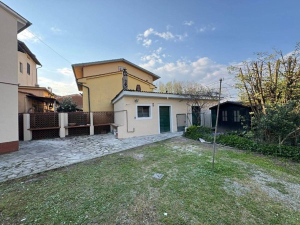 casa indipendente in vendita a Lucca in zona Fagnano