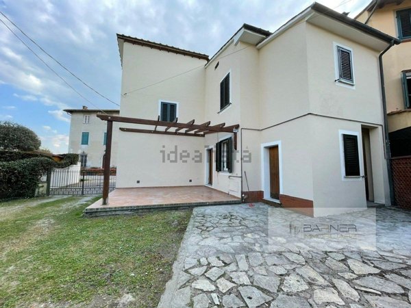 casa indipendente in vendita a Lucca in zona Montuolo