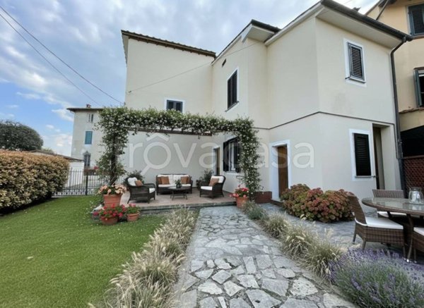 casa indipendente in vendita a Lucca in zona Montuolo