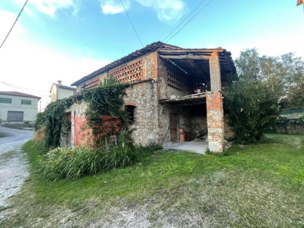 casa indipendente in vendita a Lucca