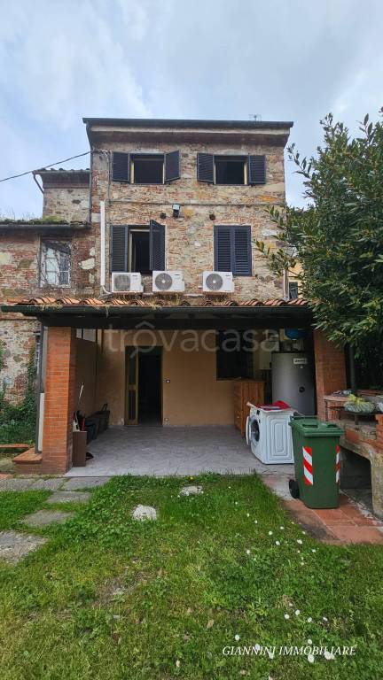 casa indipendente in vendita a Lucca in zona Picciorana