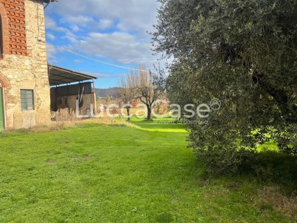casa indipendente in vendita a Lucca