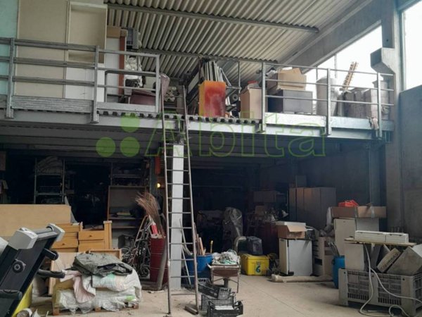 locale commerciale in vendita a Lucca in zona zona Sorbano