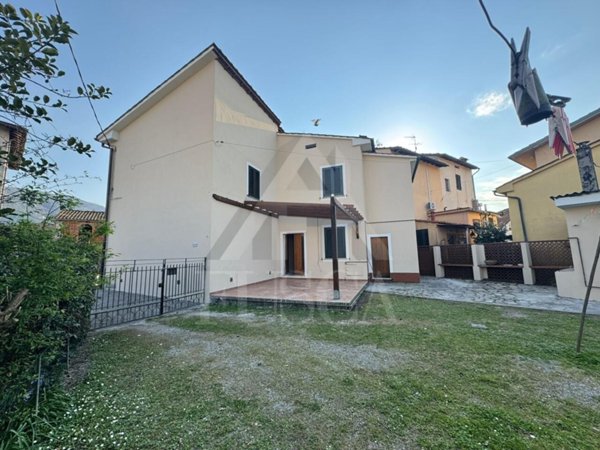 casa indipendente in vendita a Lucca in zona Sant'Angelo in Campo