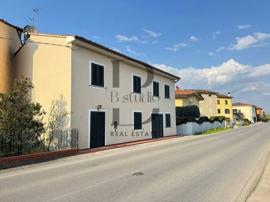 casa indipendente in vendita a Lucca in zona Montuolo