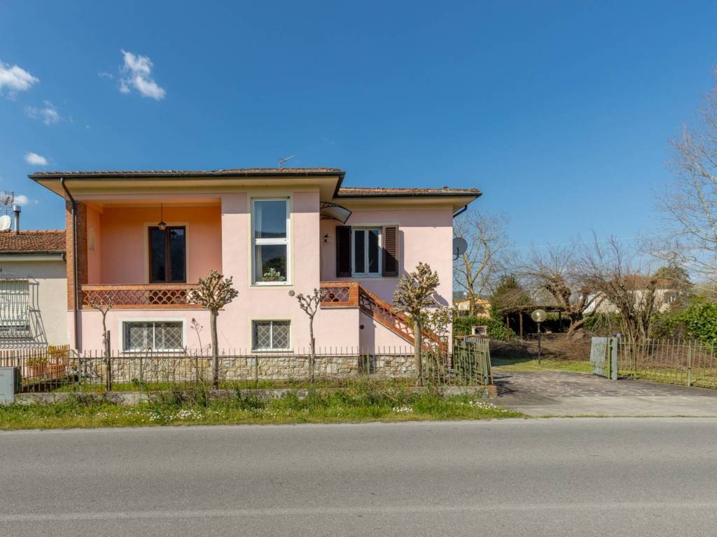casa indipendente in vendita a Lucca in zona Montuolo