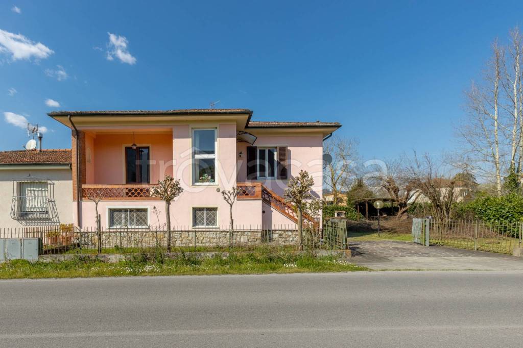 casa indipendente in vendita a Lucca in zona Montuolo