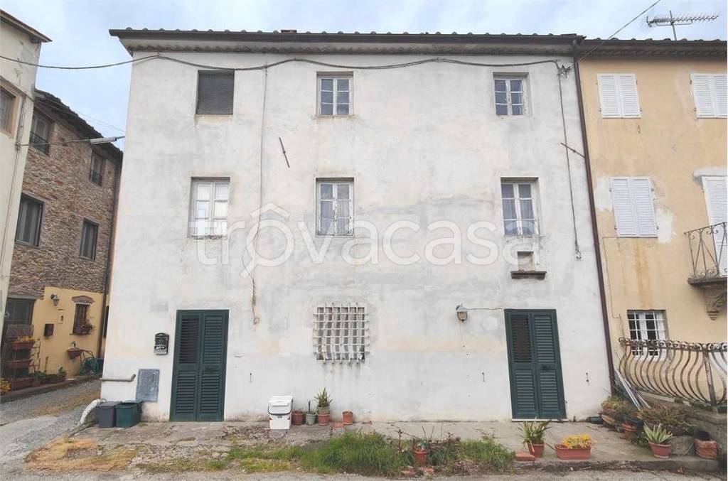 casa indipendente in vendita a Lucca in zona San Lorenzo a Vaccoli