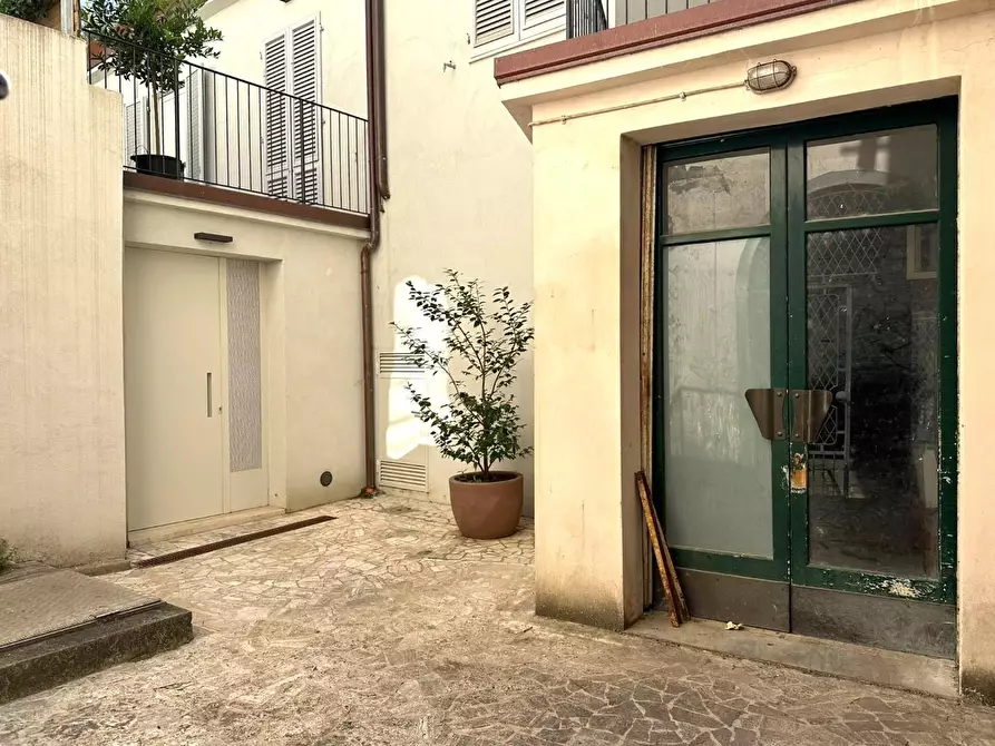 locale commerciale in vendita a Lucca in zona Centro Città