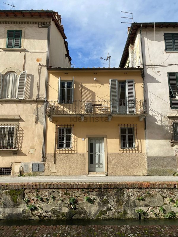 casa indipendente in vendita a Lucca in zona Centro Città
