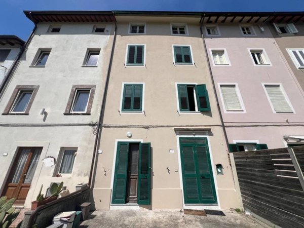 casa indipendente in vendita a Lucca in zona Nave
