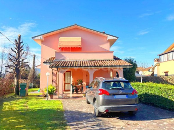 casa indipendente in vendita a Lucca in zona Ponte San Pietro