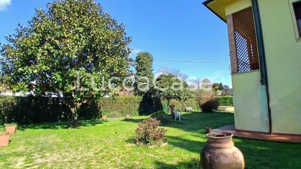casa indipendente in vendita a Lucca in zona Farneta