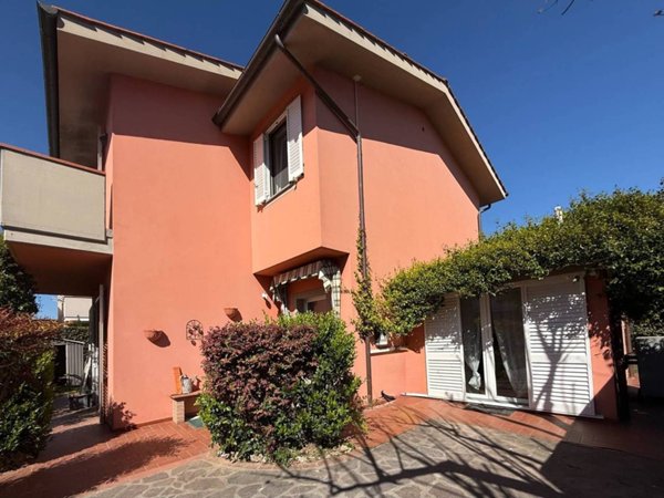 casa indipendente in vendita a Lucca in zona Picciorana