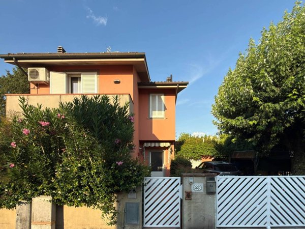 casa indipendente in vendita a Lucca in zona Picciorana