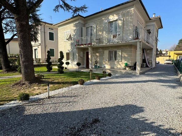 casa indipendente in vendita a Lucca in zona zona Arancio