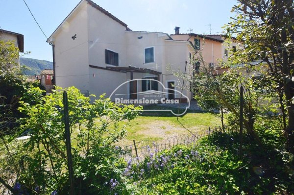 casa indipendente in vendita a Lucca in zona Montuolo