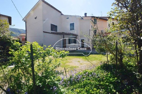 casa indipendente in vendita a Lucca in zona Montuolo