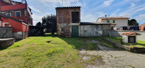 casale in vendita a Lucca in zona Centro Città