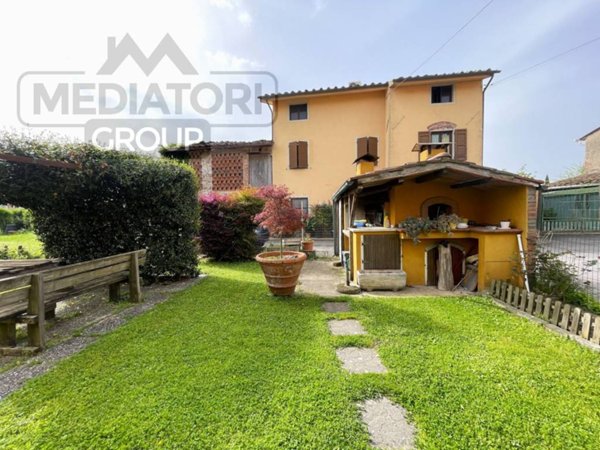 casa indipendente in vendita a Lucca in zona Picciorana