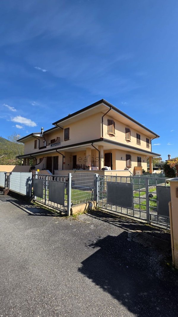 casa indipendente in vendita a Lucca in zona Nave